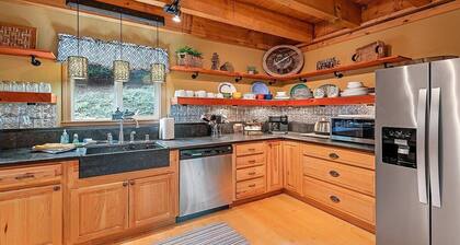 Rustic Mountain Retreat-Spacious, Pet-Friendly