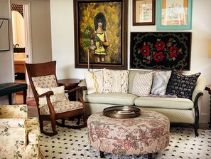 Apartemen Premium | Area keluarga | Smart TV 50-inci dengan saluran TV digital