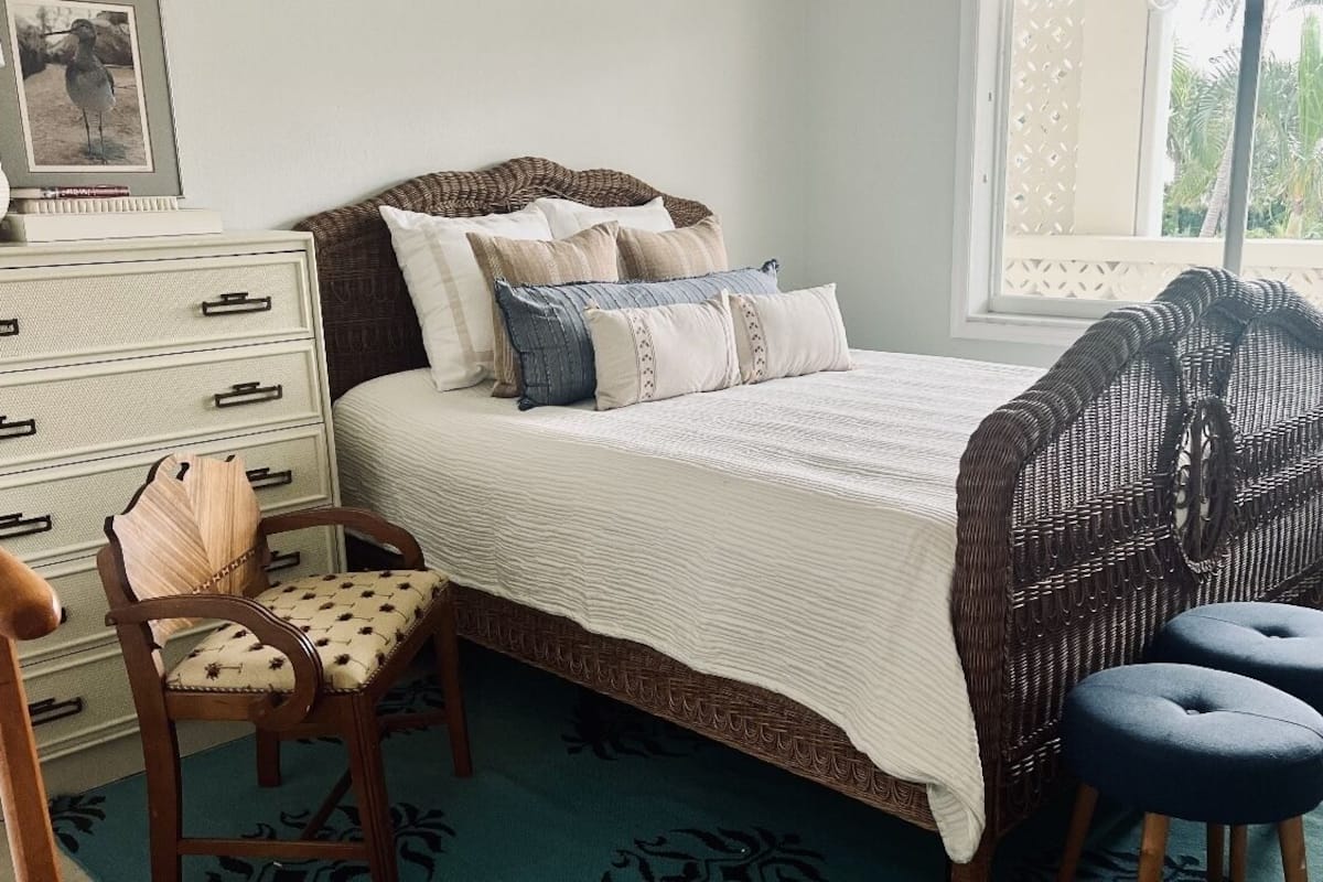 1 bedroom, individually decorated, individually furnished