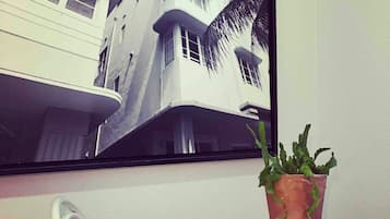 Refrigerador con freezer, microondas, horno, placa de cocina