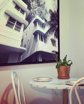 Full-size fridge, microwave, oven, stovetop - Fernando Flats (Singer Island)