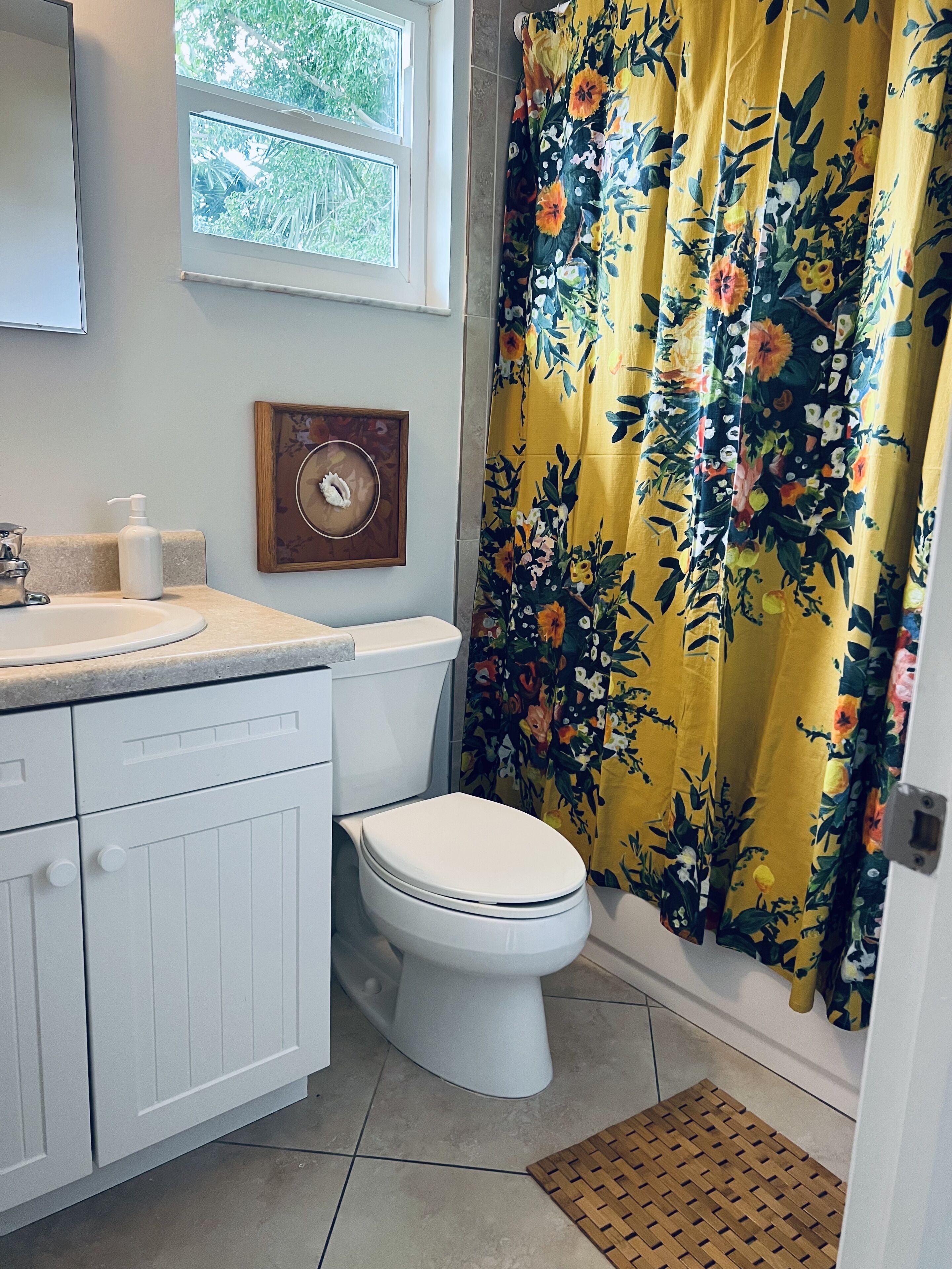 Combined shower/bathtub, free toiletries, hair dryer, slippers