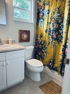 Kombinasi shower/bathtub dan perlengkapan mandi gratis