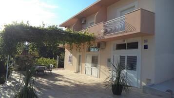 Apartment, Smoking | 3 bedrooms