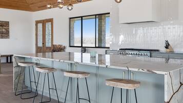 冰箱、微波炉、烤箱、炉灶