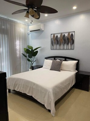 4 間睡房、書桌、熨斗/熨衫板、可攜式嬰兒床