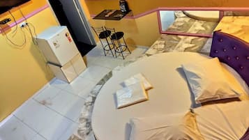 Quarto básico | 1 quarto, frigobar, Wi-Fi de cortesia