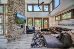 Smart TV, chimenea, videojuegos y tenis de mesa 