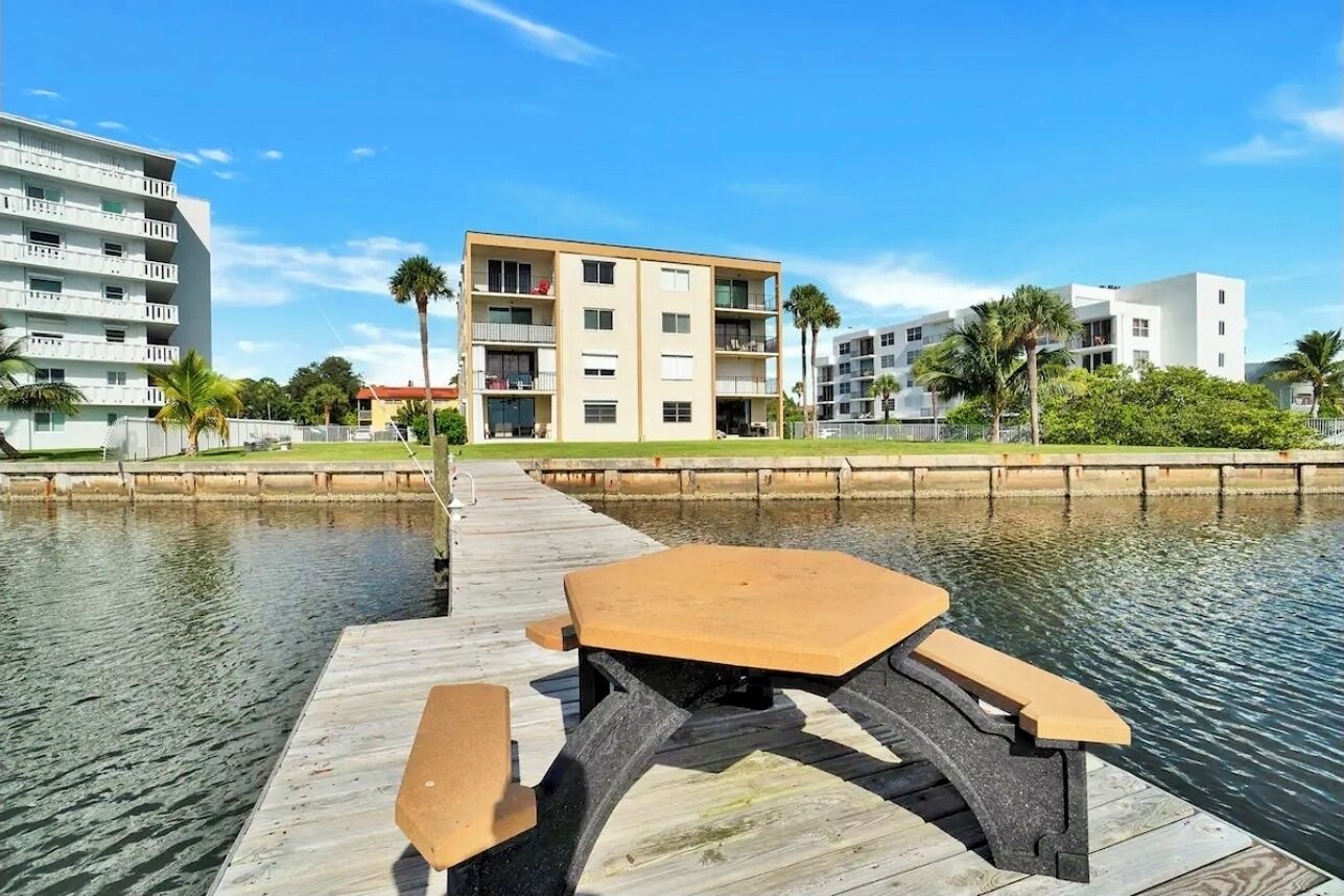 Une vue sur le front de mer, avec un quai en bois et une table de pique-nique.