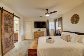 3 bedrooms, desk, iron/ironing board, free WiFi - Nob Hill Home|Private Yards|Great for Groups (Albuquerque)