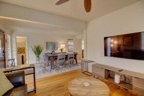 Smart TV, books - Nob Hill Home|Private Yards|Great for Groups (Albuquerque)