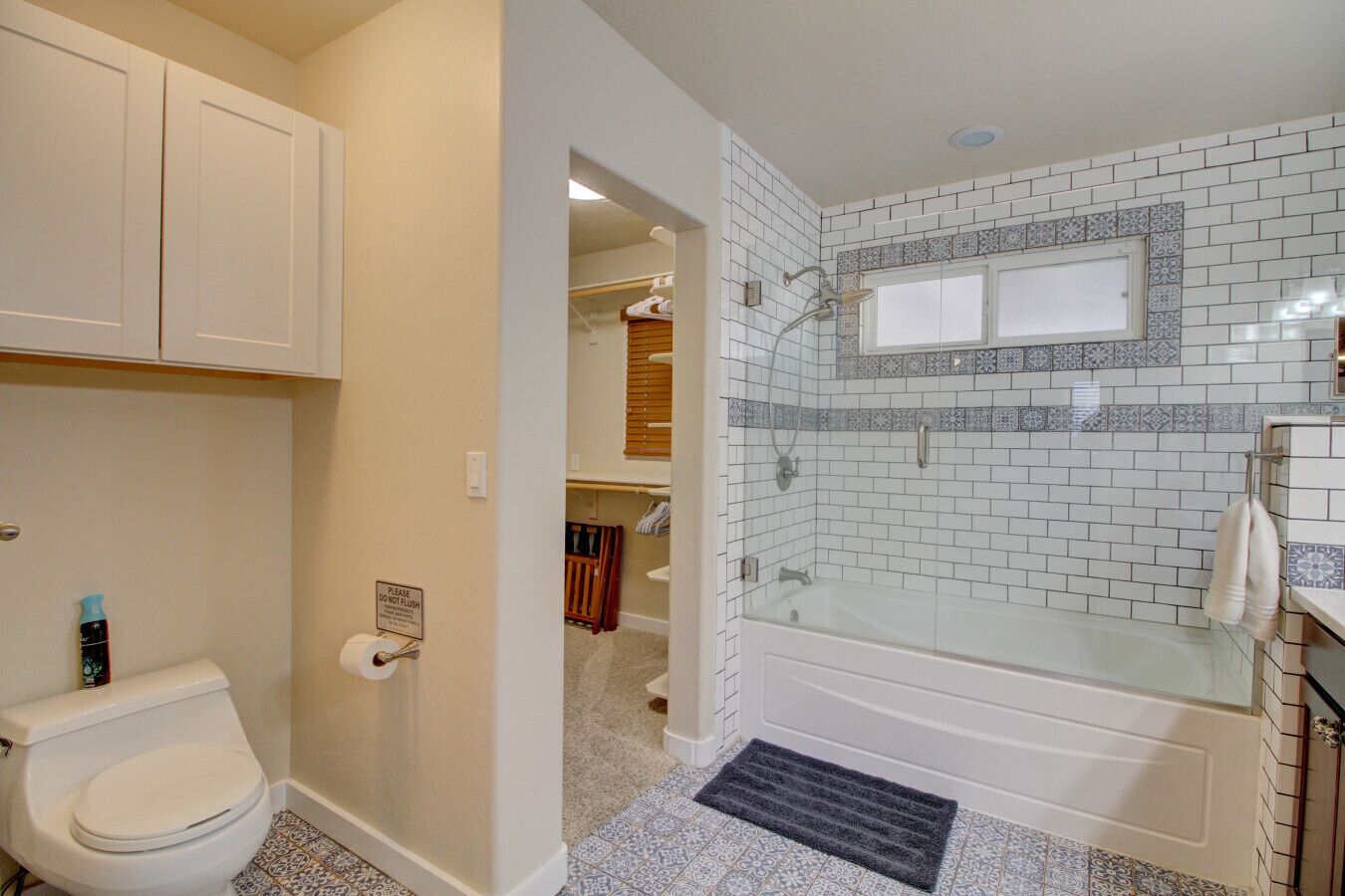Une salle de bain avec des toilettes, une douche et un lavabo.