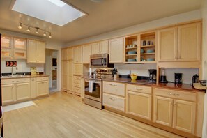 Fridge, microwave, oven, stovetop - Nob Hill Home|Private Yards|Great for Groups (Albuquerque)