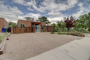 Property grounds - Nob Hill Home|Private Yards|Great for Groups (Albuquerque)