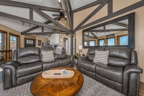 Smart TV, chimenea, libros y estéreo 