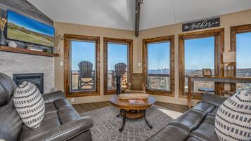 Smart TV, chimenea, libros y estéreo