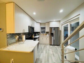 Kühlschrank, Mikrowelle, Ofen, Herdplatte