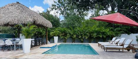 Een buitenzwembad, een verwarmd zwembad