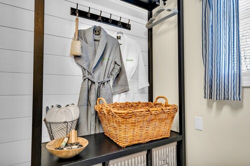 Shamrock by the Sea: Hot Tub, Arcade, Basketball