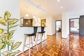 2 habitaciones, tabla de planchar con plancha, wifi y ropa de cama 