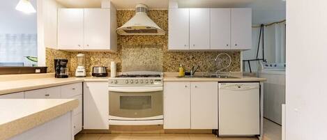 Refrigerador, horno, parrilla de estufa y cafetera y tetera