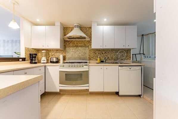 Refrigerador, horno, parrilla de estufa y cafetera y tetera