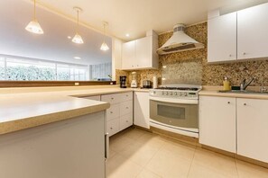 Refrigerador, horno, parrilla de estufa y cafetera y tetera 