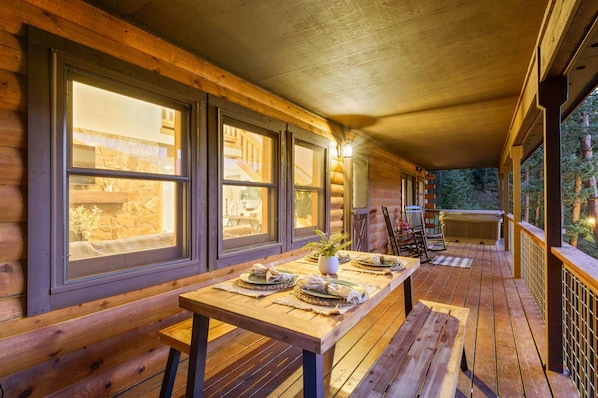 Outdoor dining - Beautiful, luxurious Evergreen cabin nestled in the mountains w/ great views! (Evergreen)