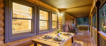 Beautiful, luxurious Evergreen cabin nestled in the mountains w/ great views! 