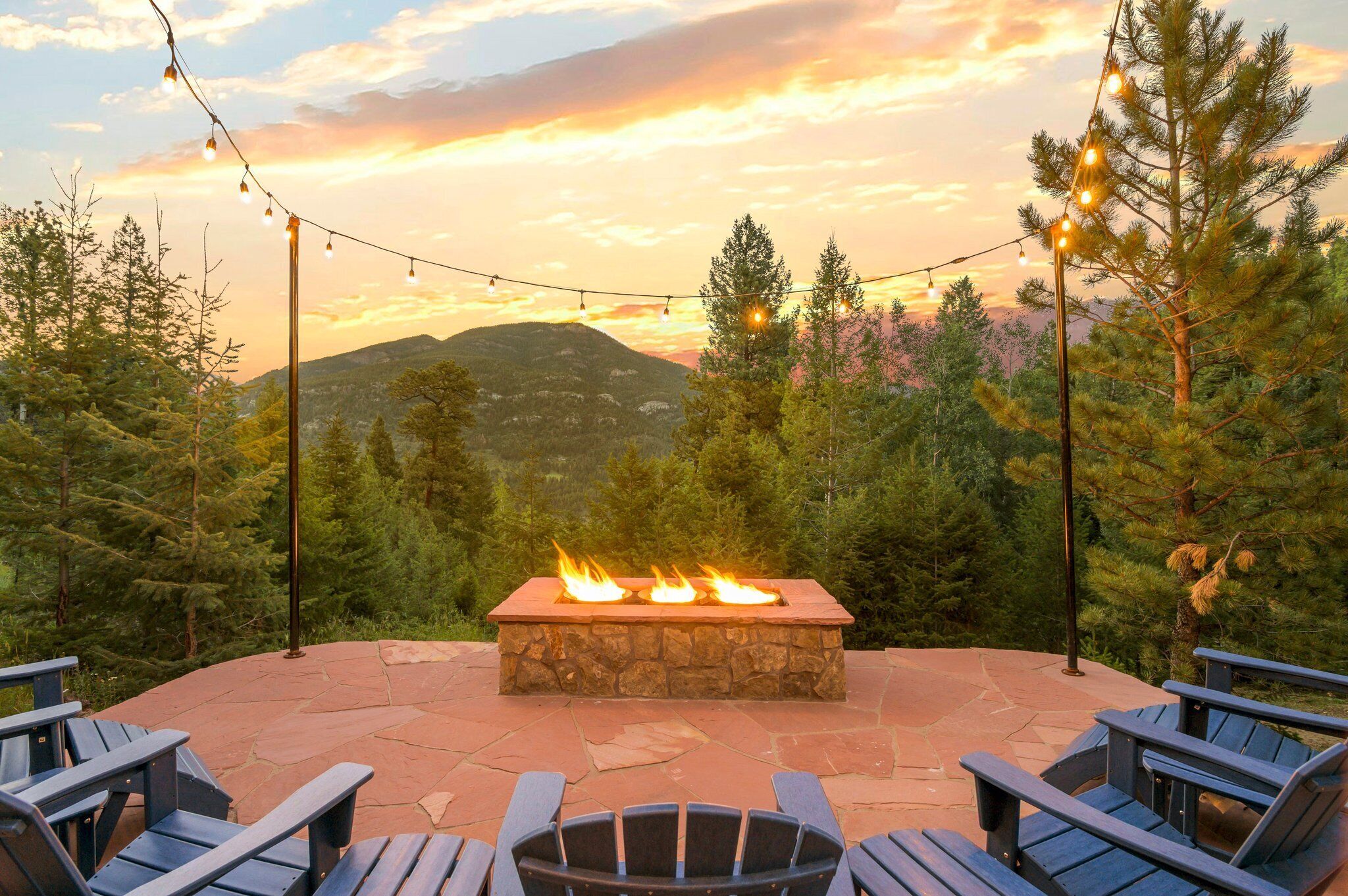 Beautiful, luxurious Evergreen cabin nestled in the mountains w/ great views! 
