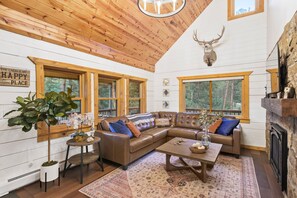 Smart TV, video games, table football - Beautiful, luxurious Evergreen cabin nestled in the mountains w/ great views! (Evergreen)