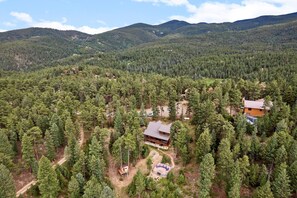 Exterior - Beautiful, luxurious Evergreen cabin nestled in the mountains w/ great views! (Evergreen)