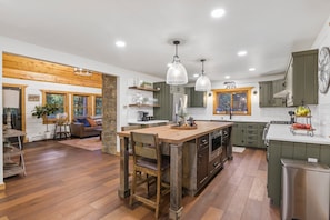 Fridge, microwave, oven, stovetop - Beautiful, luxurious Evergreen cabin nestled in the mountains w/ great views! (Evergreen)