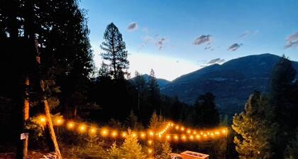 Beautiful, luxurious Evergreen cabin nestled in the mountains w/ great views!