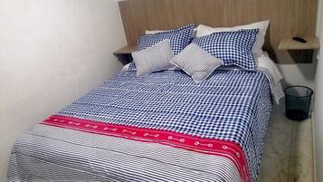 Habitación Confort doble de uso individual, dormitorio mixto | Baño | Ducha y toallas