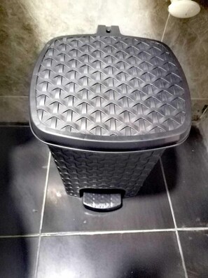 Quarto casal conforto de uso individual, em dormitório misto | Banheiro | Chuveiro, toalhas de banho