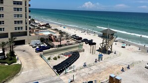 Un hôtel situé en bord de mer, doté d’une piscine, d’un accès direct à la plage et d’une tour de surveillance pour les sauveteurs.