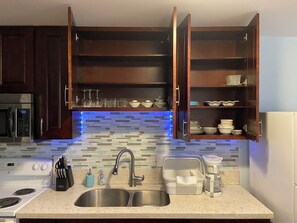 Kühlschrank, Mikrowelle, Wasserkocher mit Kaffee-/Teezubehör