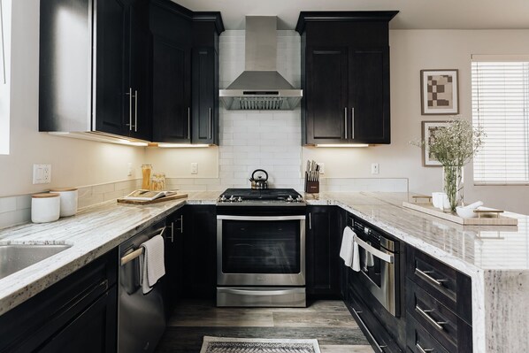 Mikrowelle, Ofen, Herdplatte, Geschirrspüler