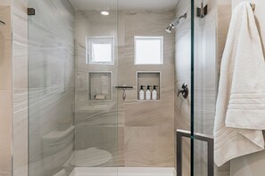 Hair dryer, towels, soap, toilet paper - Brand NEW4BR, Views, Family Friendly (San Diego)