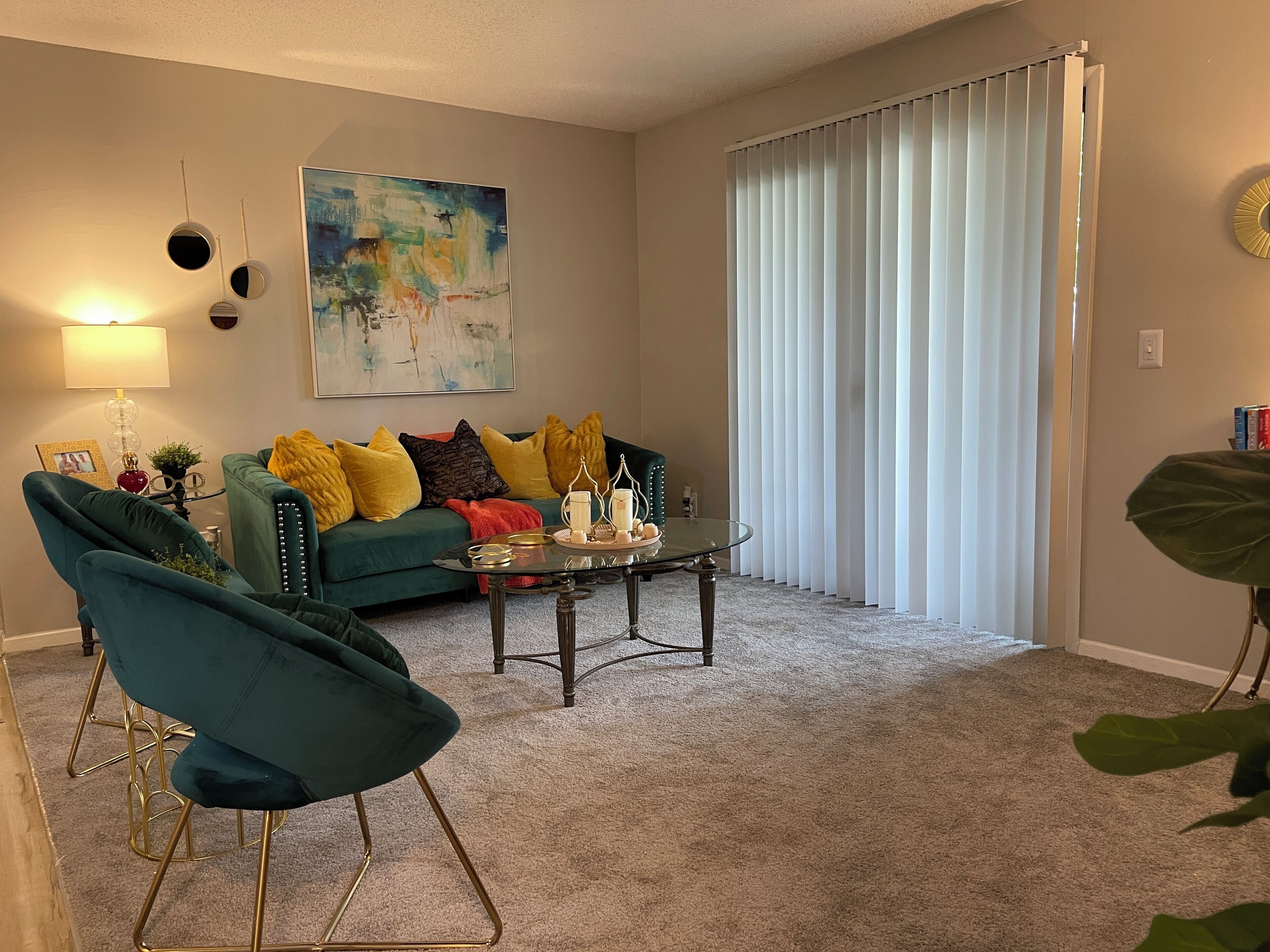 Clean Modern Apt w/ Community Pool and Mini Gym Near Multiple Shopping Areas