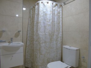 Dusj, regndusjhode, bidé og håndklær