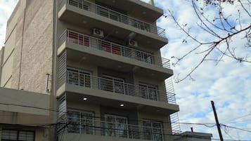Vista frontal de la propiedad