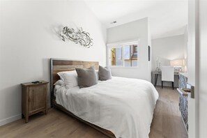 1 chambre, bureau, fer et planche à repasser, lit parapluie