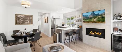 Smart TV, chimenea, libros, estéreo