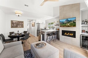 TV connectée, cheminée, livres, chaîne hi-fi