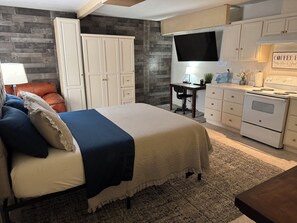 1 bedroom, iron/ironing board, WiFi, bed sheets - Peaceful & Private Studio #2 (Brownsville)