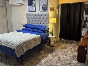 1 bedroom, iron/ironing board, WiFi, bed sheets - Peaceful & Private Studio #2 (Brownsville)