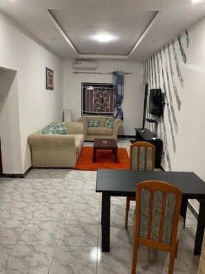 Habitación doble estándar | Caja de seguridad en la habitación y decoración personalizada
