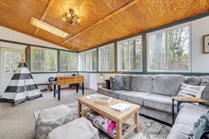 TV connectée, cheminée, jeux vidéo, baby-foot